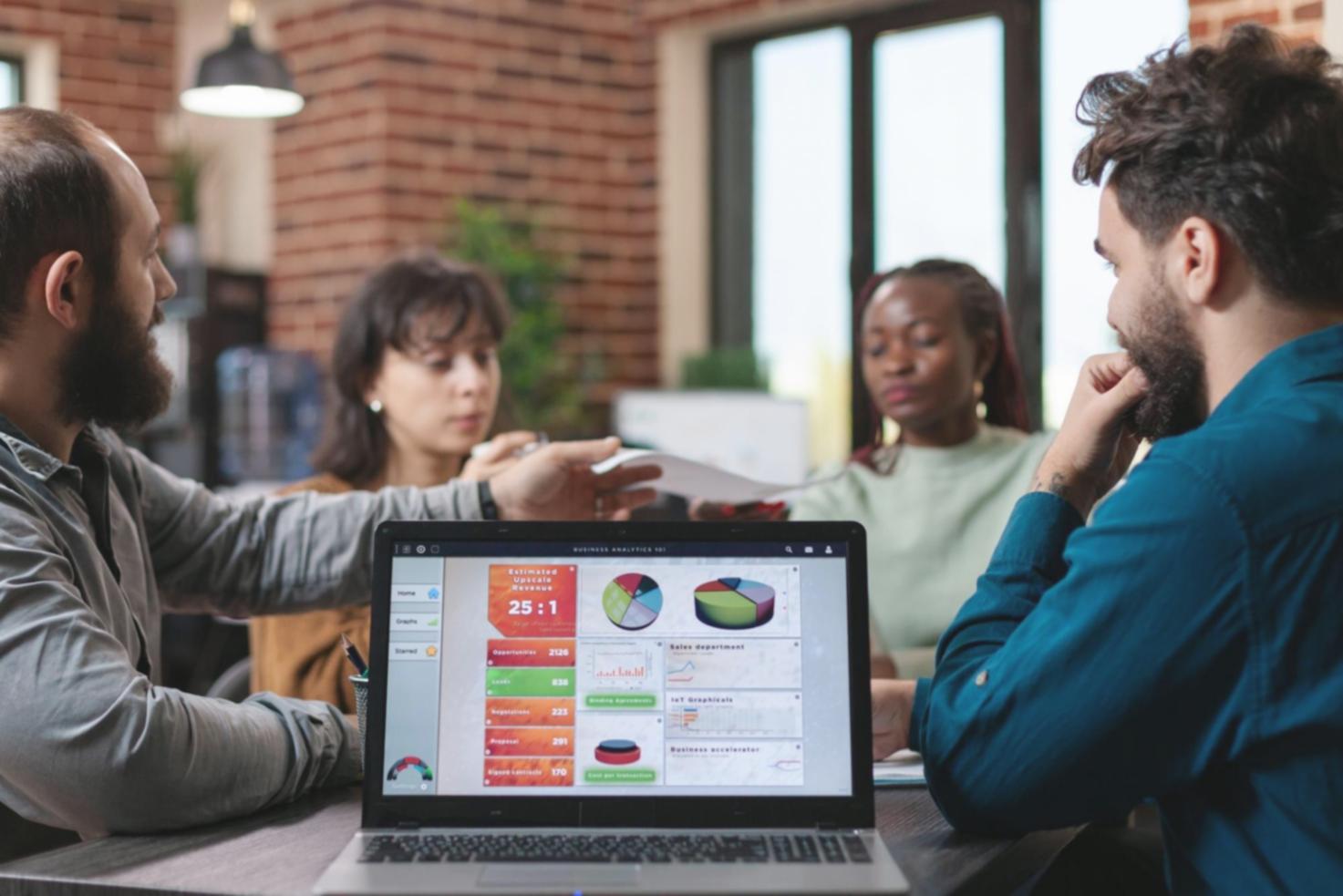 Análisis detallado de informes financieros en una oficina moderna