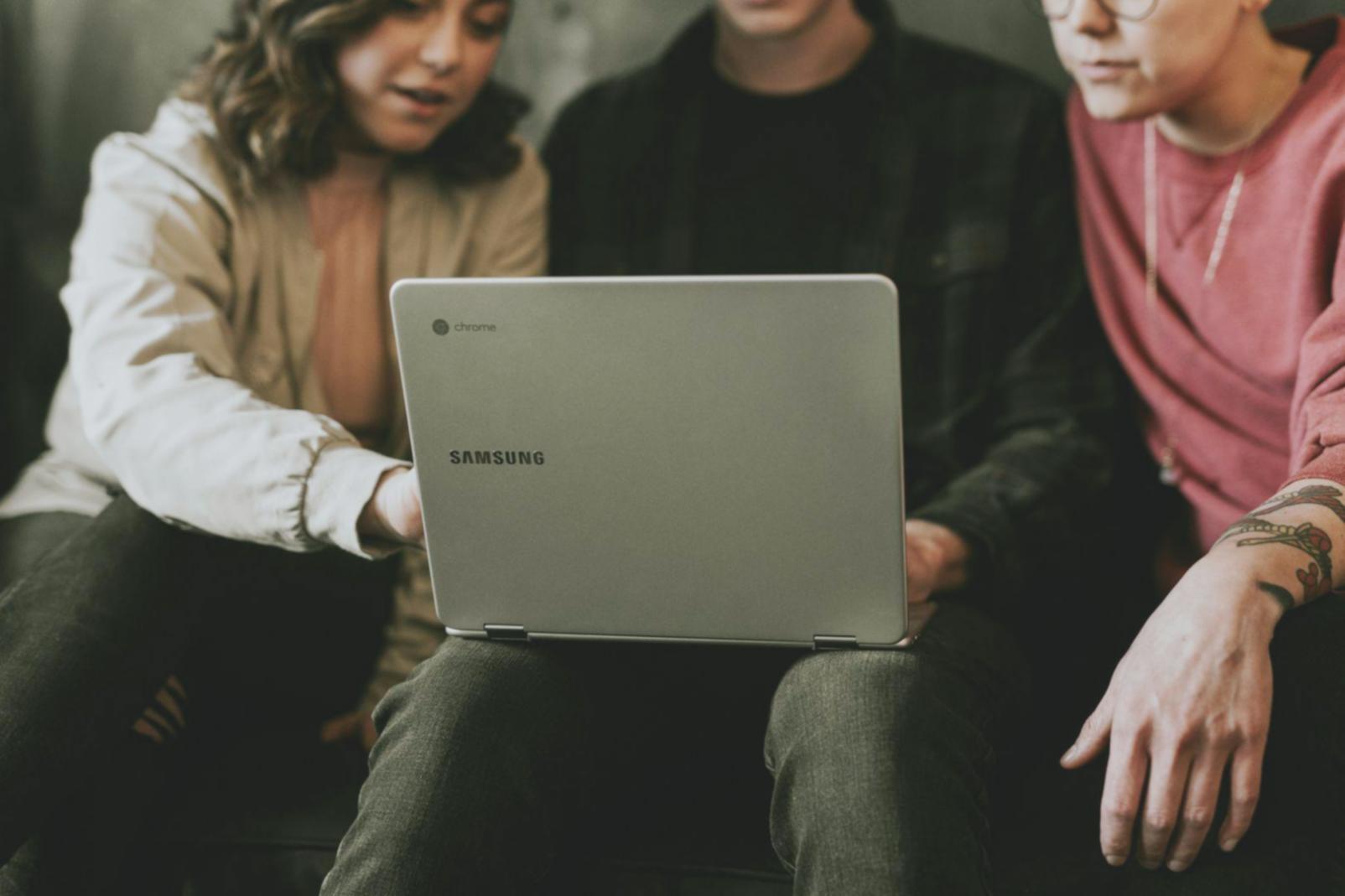 Dashboard financiero mostrando métricas de inversión y análisis de mercado