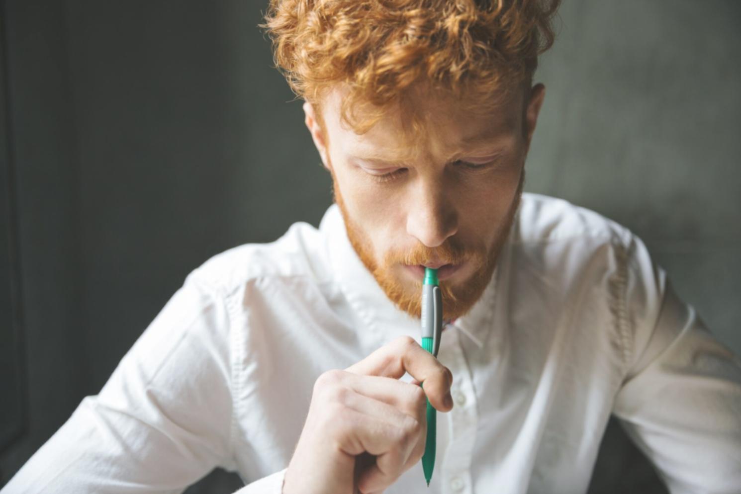 Proceso de análisis financiero con documentos y herramientas especializadas